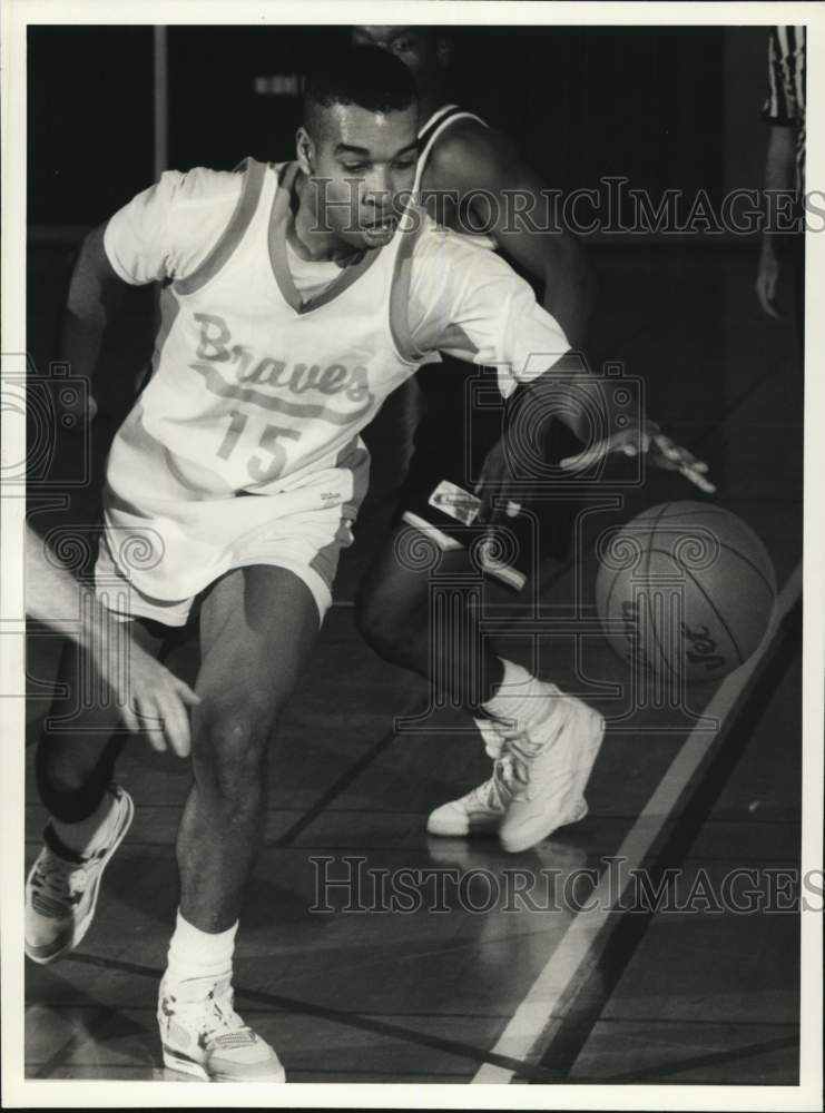 1990 Press Photo Tournament MVP #15 Eli Brandson handles a loose ball- Historic Images