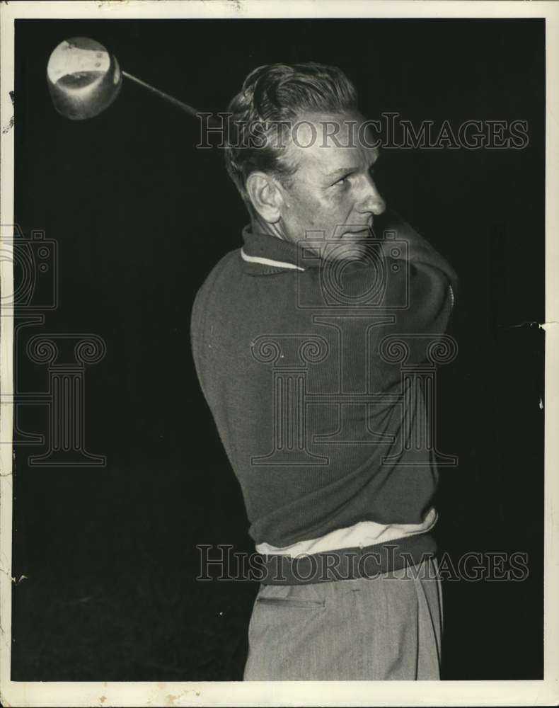 1952 Press Photo Golfer Stan Mack teeing off- Historic Images