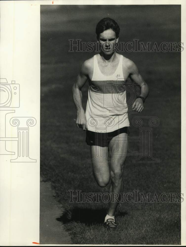 1985 Press Photo Syracuse University Runner Scott Bortoff Trains- Historic Images