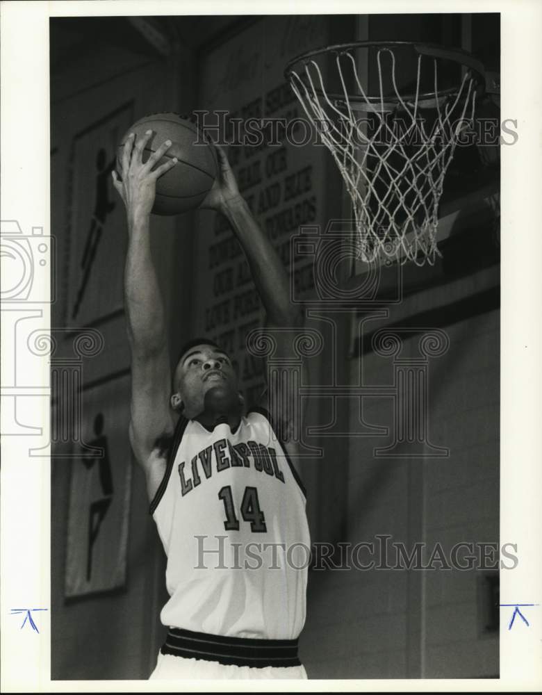 1990 Press Photo Liverpool High Basketball Player Terry Gilmore Dunks Ball- Historic Images