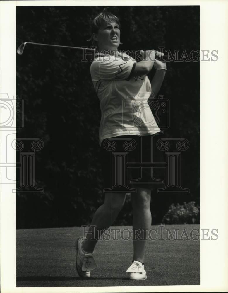 1991 Press Photo Amateur Golfer Betsy Drambour Tees Off at Tuscarora Club- Historic Images