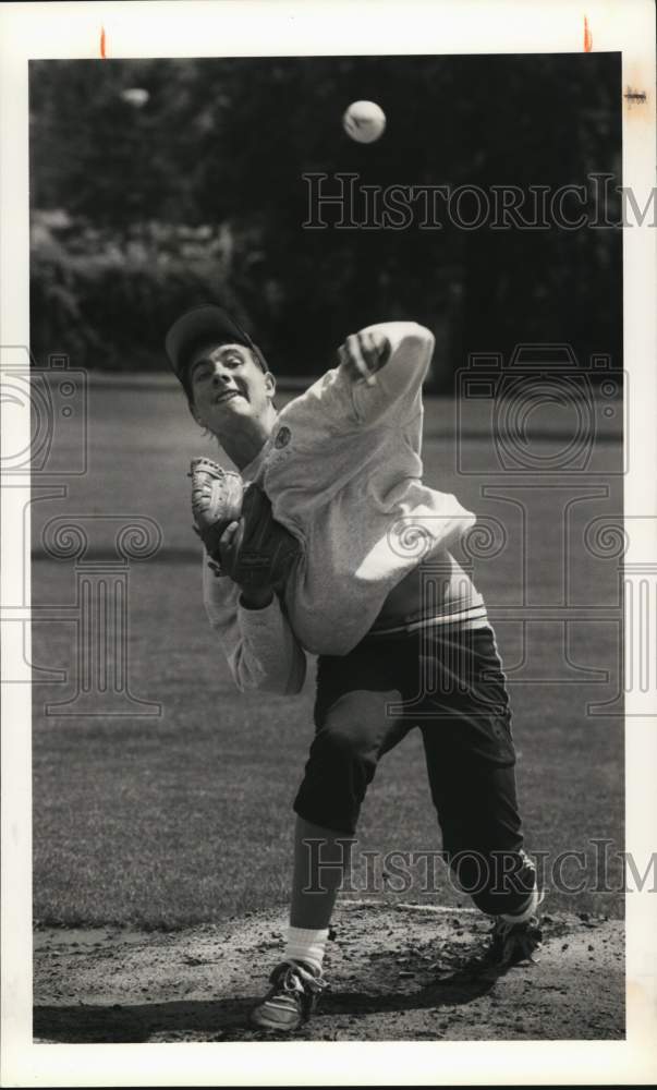 1990 Press Photo Pitcher John Geis practices for the Empire State Games- Historic Images