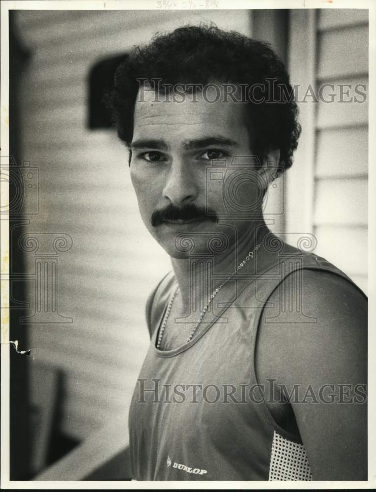 1985 Press Photo Dr. Michael Giordano Works Out- Historic Images