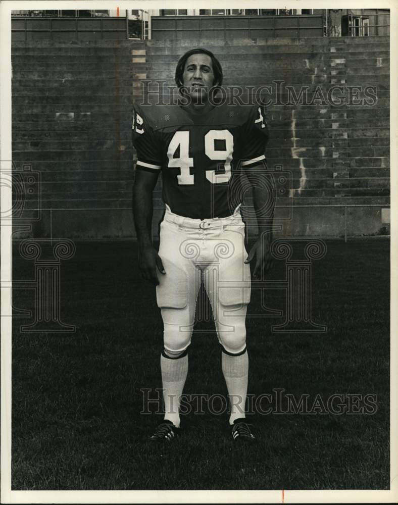 1975 Press Photo Syracuse University Football Player Mike Bright Poses on Field- Historic Images