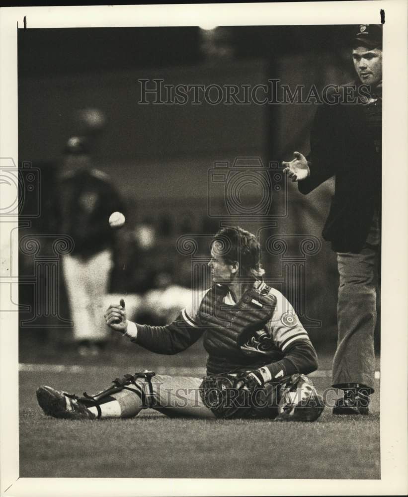 1989 Press Photo Oklahoma City 89ers Baseball Player Tosses Ball to Umpire- Historic Images