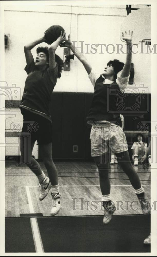 Press Photo Moravia Basketball Players Jennifer Parker and Sarah Beaudry- Historic Images