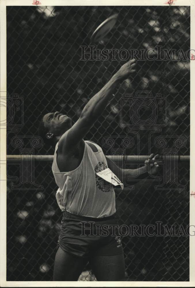 1984 Press Photo Tony Washingotn, Rome Discuss Thrower at Empire State Games- Historic Images