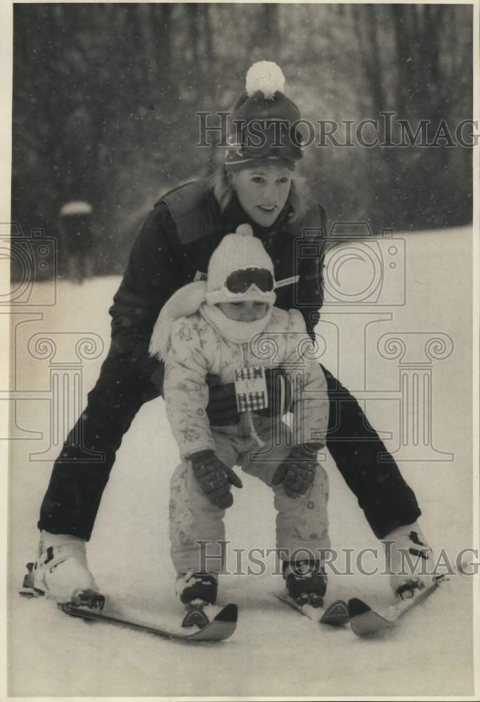 1985 Press Photo Tammi Wilson and Katie Beard at Labrador Ski Center Class- Historic Images