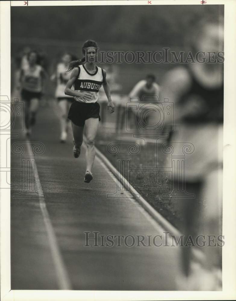 1989 Press Photo Jenny Weaver of Auburn at 3200 Meter Track Race- Historic Images