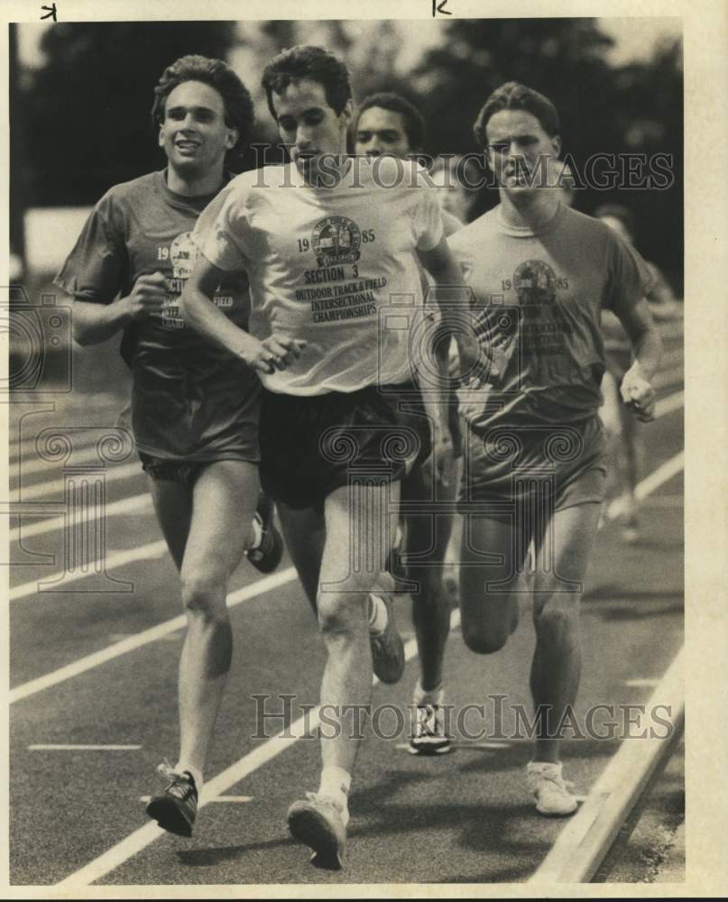 1985 Press Photo High School Track Runners at Men&#39;s 3200 Meter Race- Historic Images