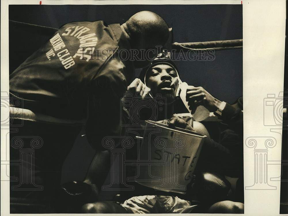 1980 Press Photo Trainer Checks on Syracuse Boxer Charles Britt During Fight- Historic Images
