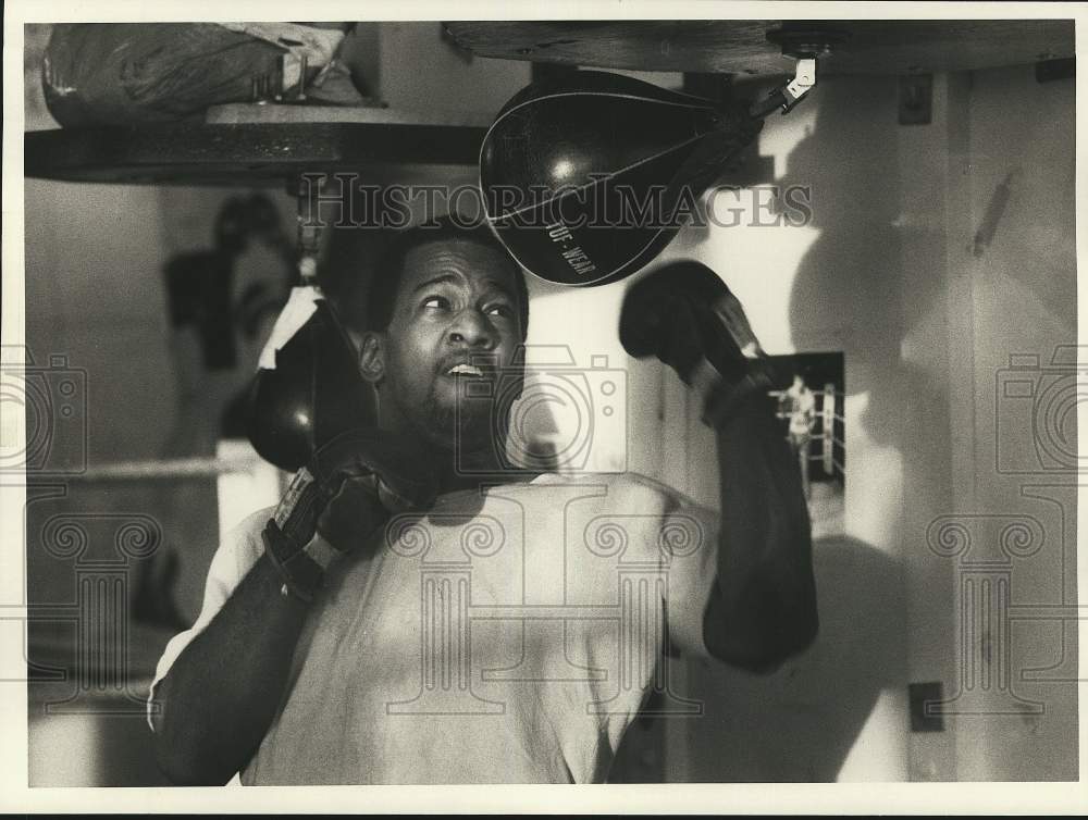 1987 Press Photo Boxer General Davis at North Area Boys Club gym- Historic Images