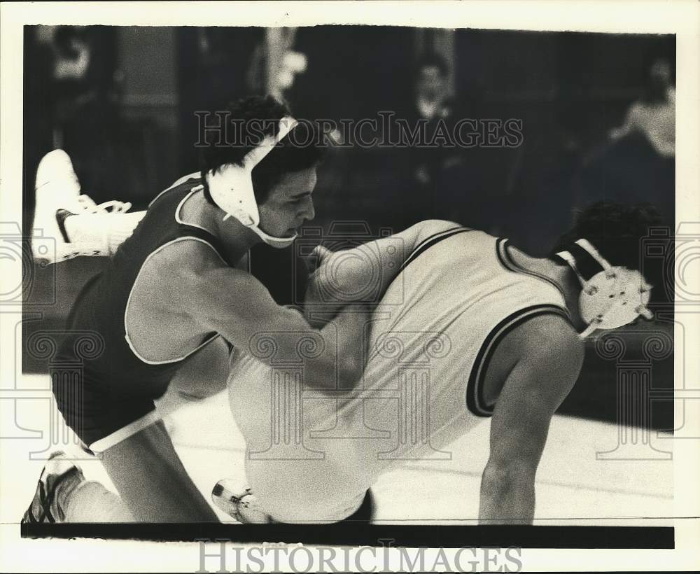 1987 Press Photo Wrestler Pete Capone in action- Historic Images