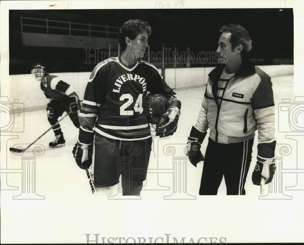 1985 Press Photo Liverpool High School Hockey Player Charlie Vinal with Coach- Historic Images