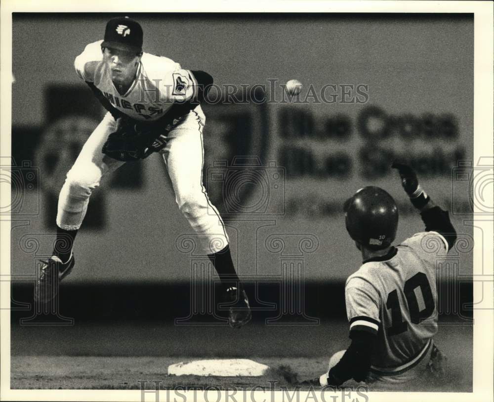 1989 Press Photo Luis Sojo and Tim Dulin in Syracuse versus Rochester Baseball- Historic Images