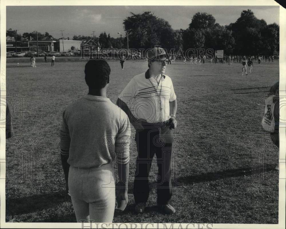 1985 Press Photo Eastwood Pop Warner football John Smith at Cummings Field- Historic Images