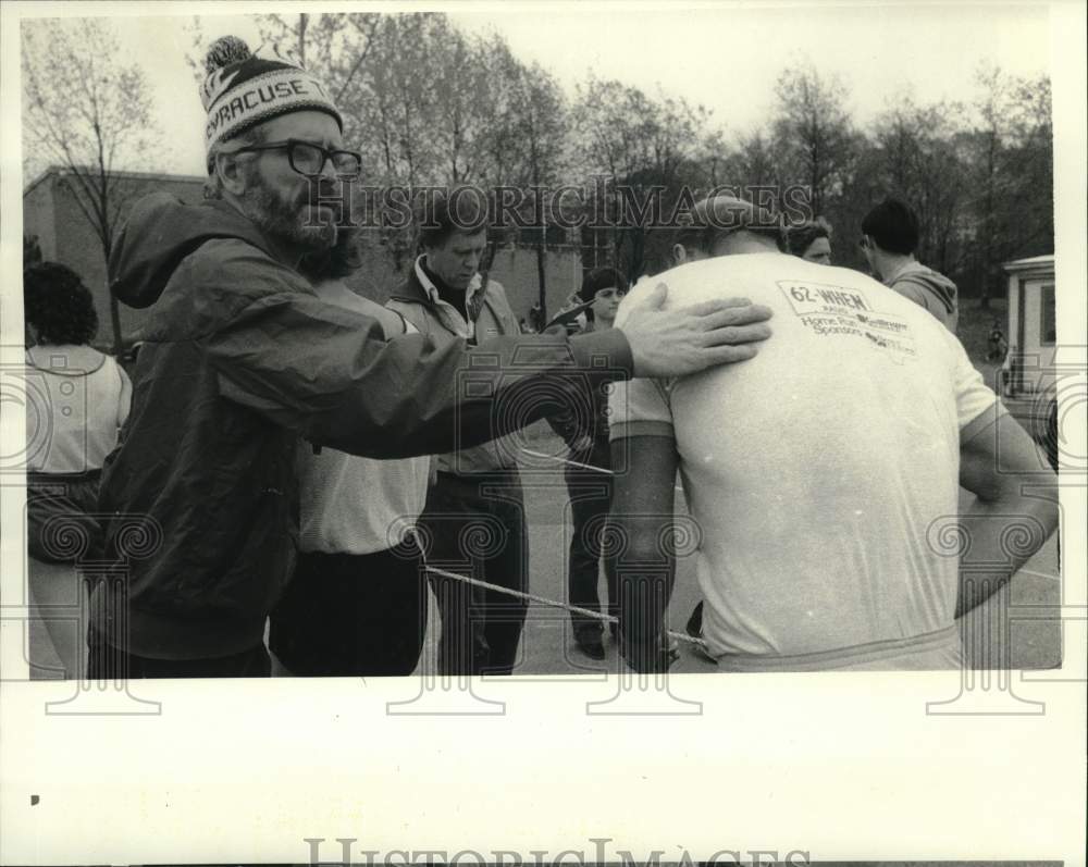 1984 Press Photo Runner and companion near ropes- Historic Images