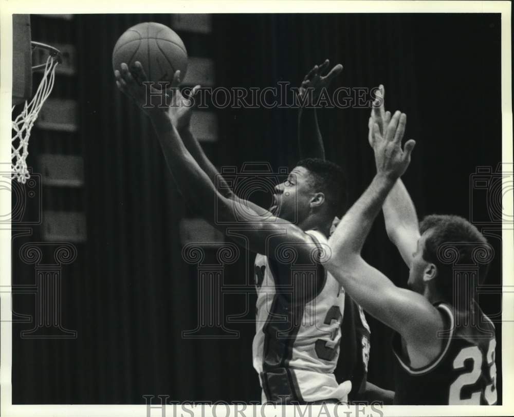 1990 Press Photo Syracuse and Marathon Oil play exhibition basketball- Historic Images