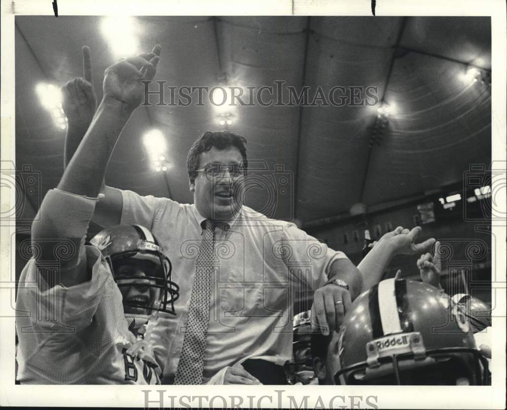 1986 Press Photo Baldwinsville High football and players in Carrier Dome- Historic Images