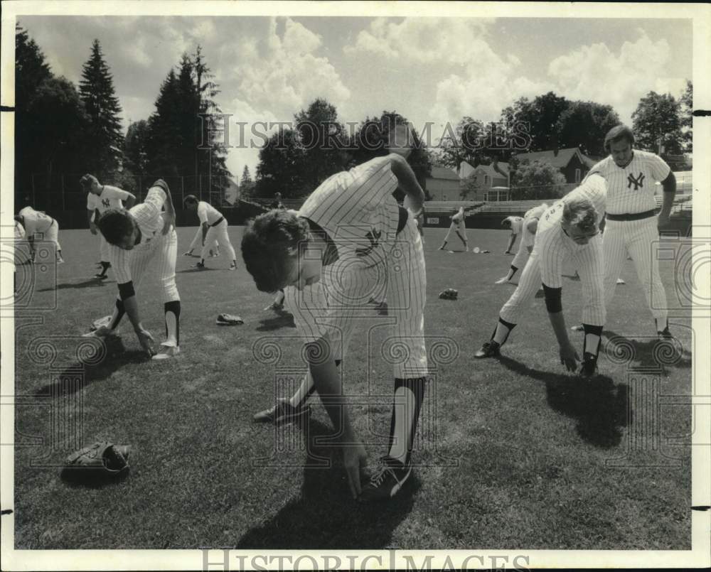 1985 Press Photo Bud Poloquin stretches at Doubleday Field Cooperstown- Historic Images