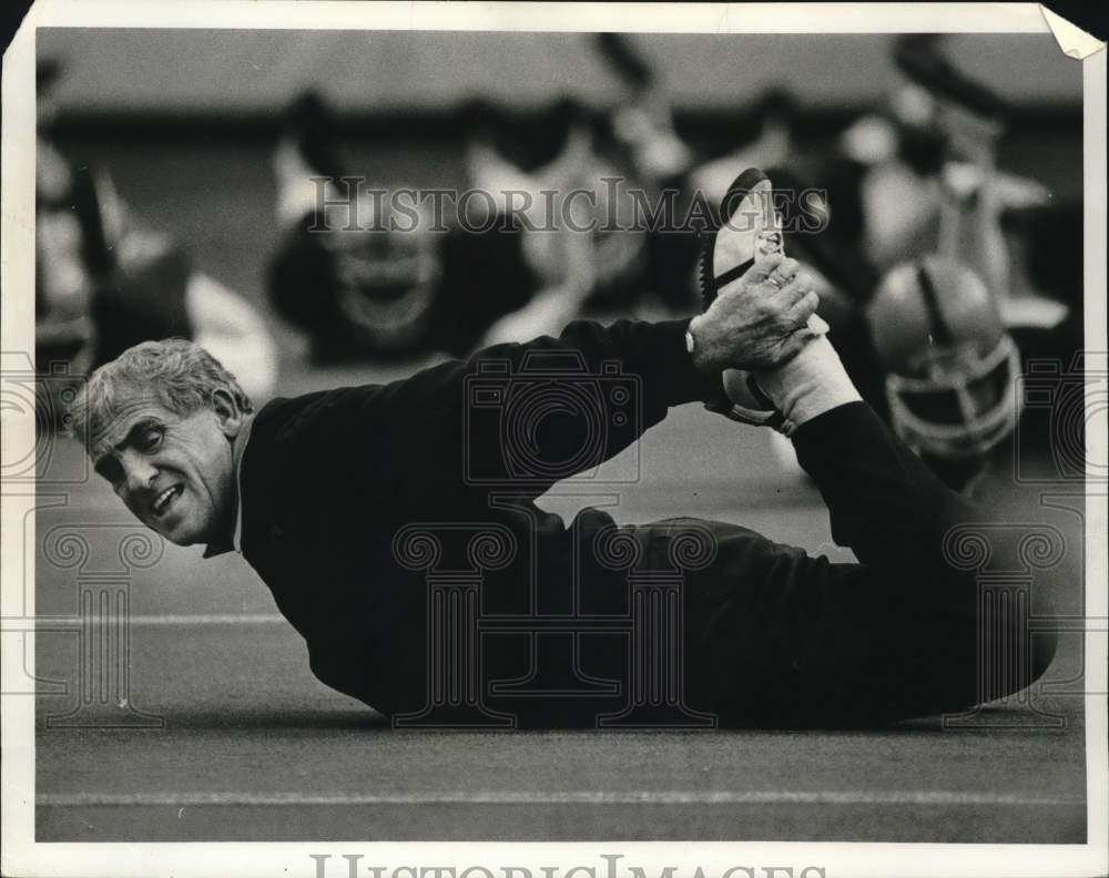 1981 Press Photo Syracuse University Football Dick MacPherson stretches- Historic Images