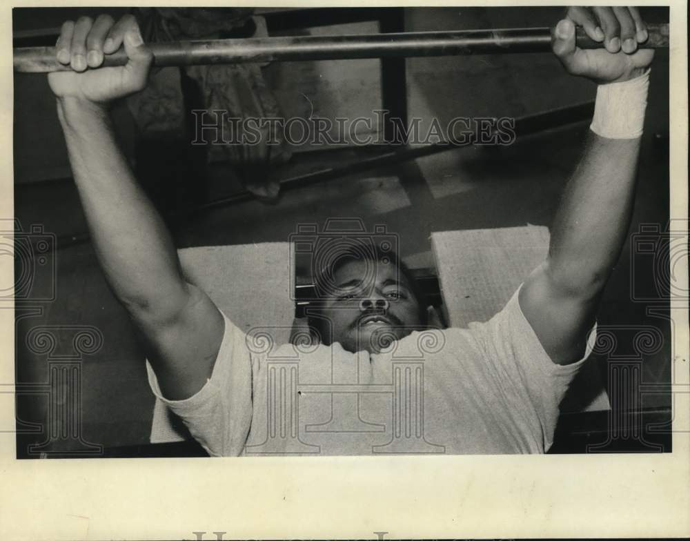 1982 Press Photo Joe Morris works on developing an National Football League body- Historic Images