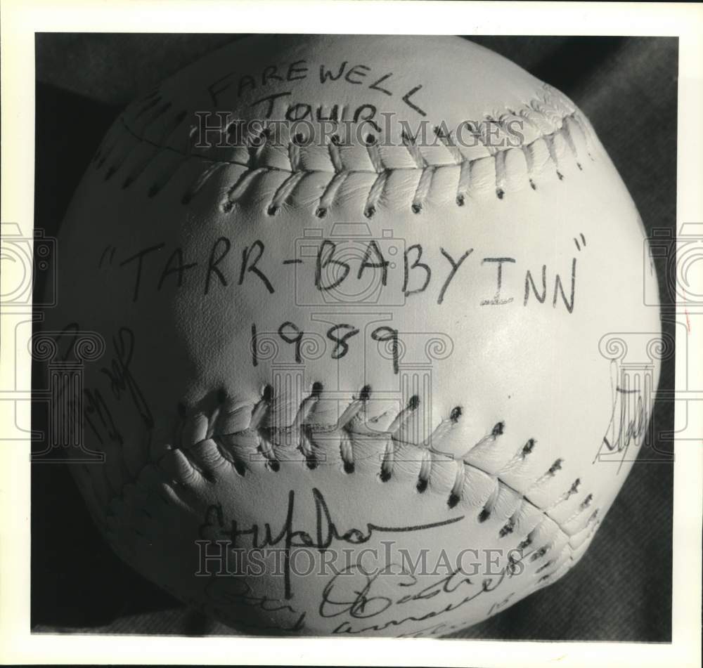 1990 Press Photo Softball autographed by Tarr Baby Inn Players- Historic Images