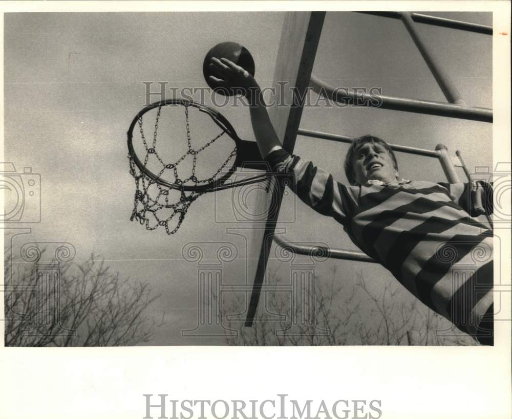 1989 Press Photo Mike Barringer practices Basketball at Higinbotham Park, Oneida- Historic Images