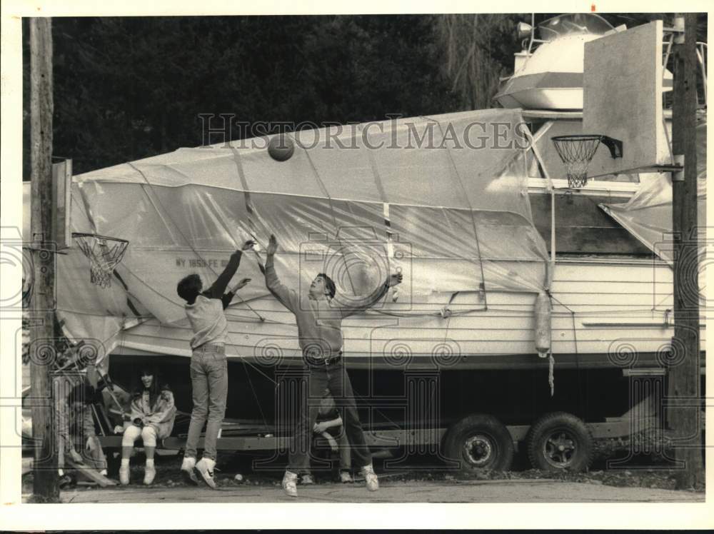 1989 Press Photo Scott Fernaays and Todd Lozier plays Basketball in Fair Haven- Historic Images