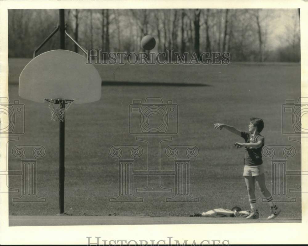 1986 Press Photo Fred Kent of Hannibal shoots Basketball- Historic Images