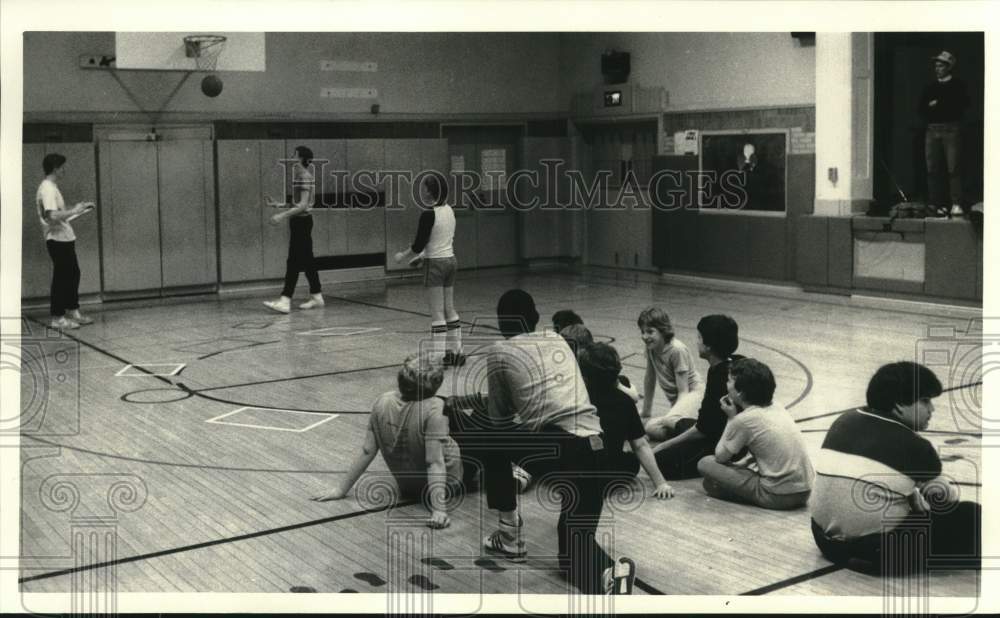 1987 Press Photo David Walker shoots Basketball at Main Street Elementary School- Historic Images