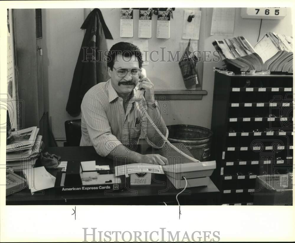 1989 Press Photo Former Boxing Champion Billy Backus in Office at Elmwood Tire- Historic Images