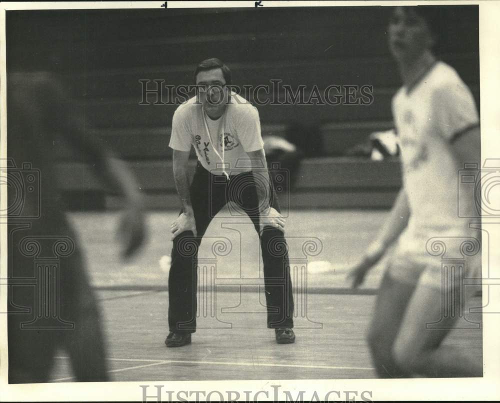 1985 Press Photo Nottingham Basketball Jim McGrath Watches Game- Historic Images