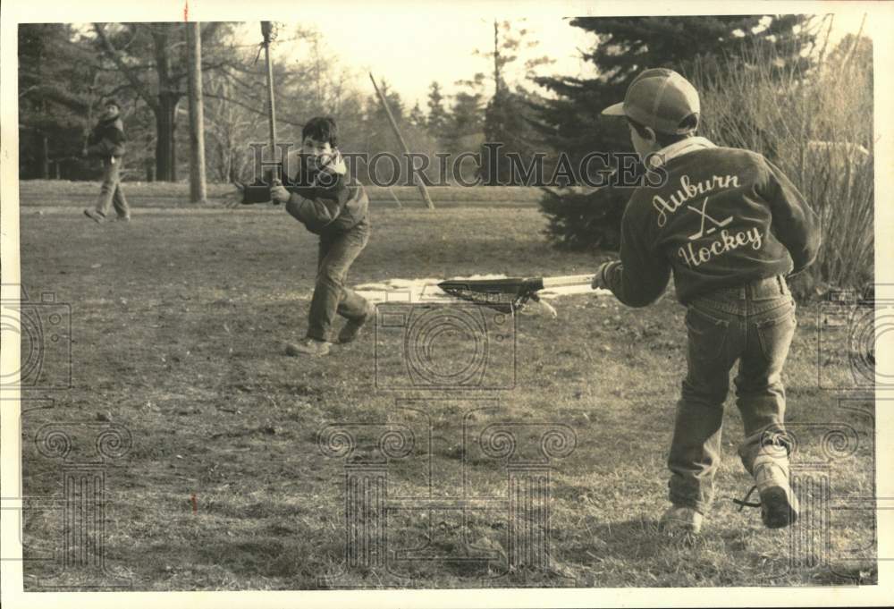 1985 Press Photo Benji Wineburg and Patrick Iles play Lacrosse in Auburn- Historic Images