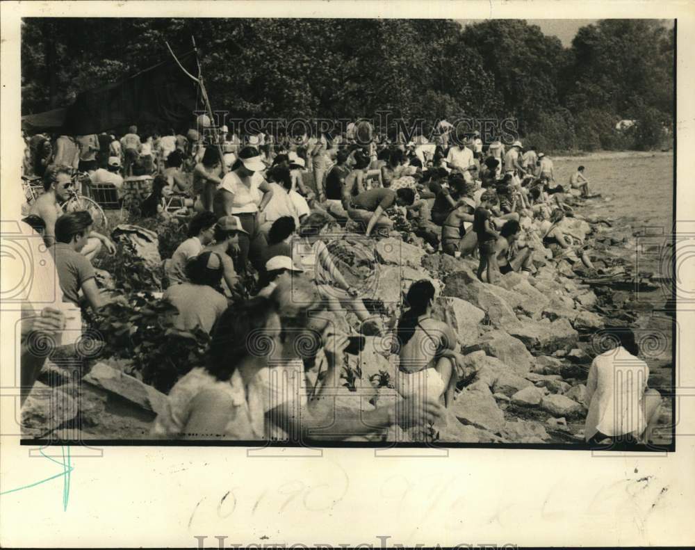 1984 Press Photo Spectators watching Crew Teams Compete at IRA Regatta- Historic Images