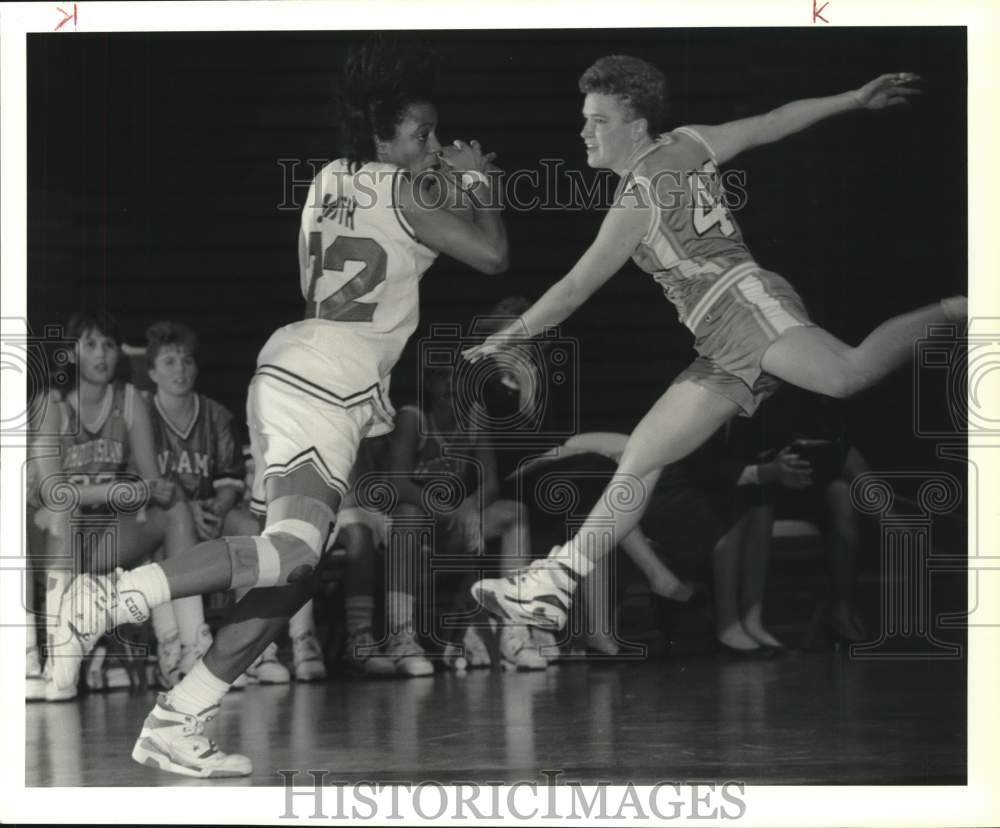 1989 Press Photo College Basketball Players Davita Smith, Kathy Greenbert, NY- Historic Images