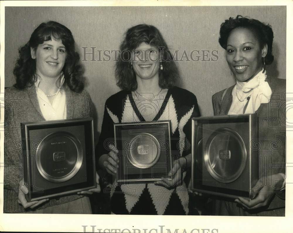 1985 Press Photo Syracuse University Women&#39;s Basketball Players with Awards- Historic Images