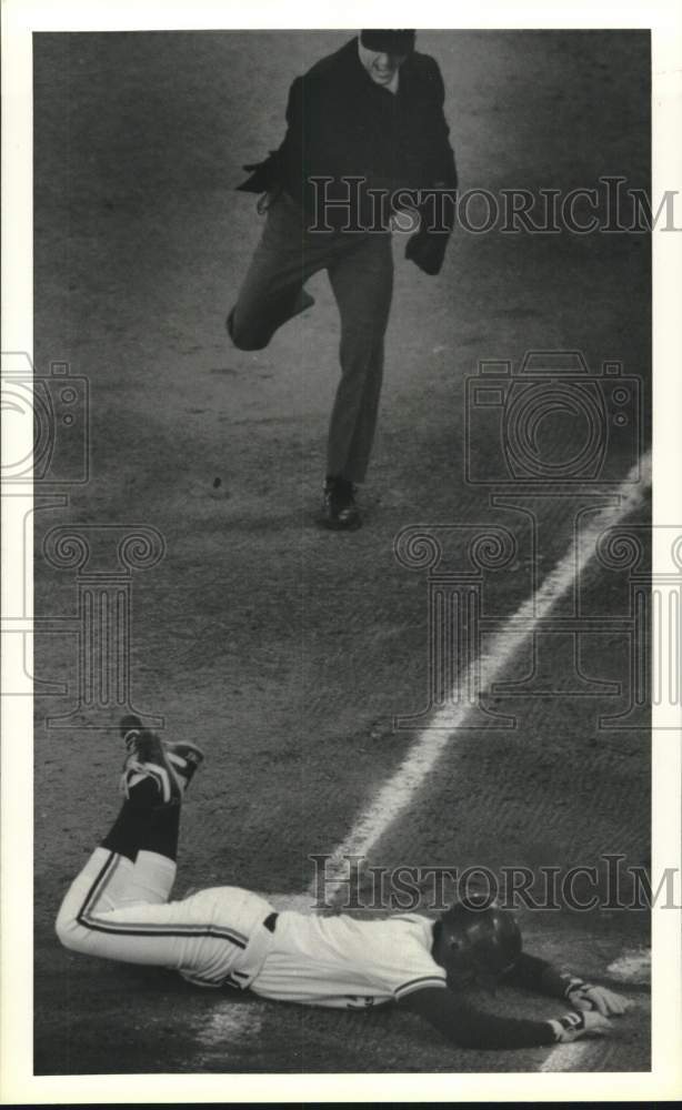 1990 Press Photo Referee Calls Out Luis Sojo at Baseball Game- Historic Images