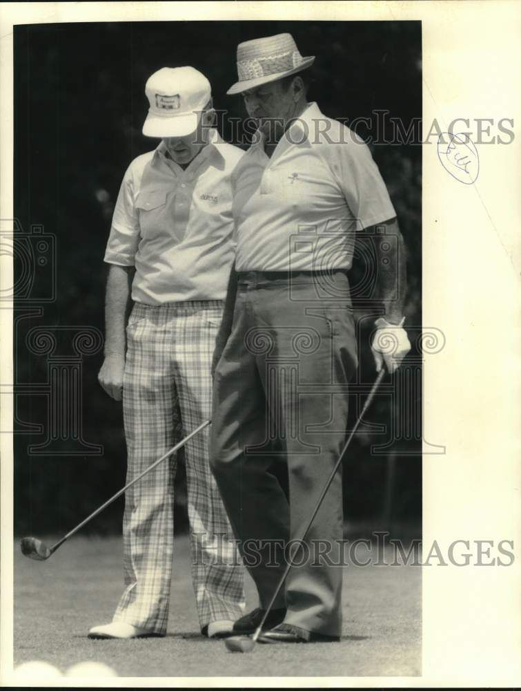 1985 Press Photo Golfers Gene Littler and Sam Snead on Golf Course- Historic Images