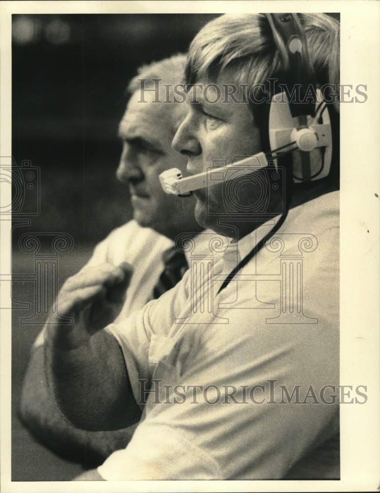 1984 Press Photo Football George O&#39;Leary Speaks into Headset- Historic Images