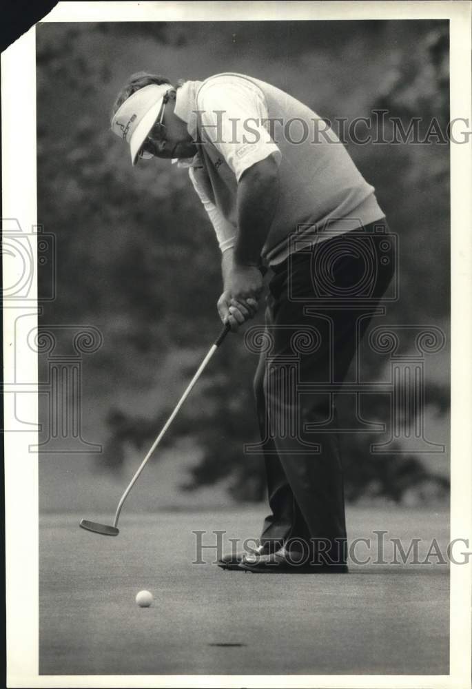 1987 Press Photo Golfer Joe Tesori Makes Putt on Course- Historic Images