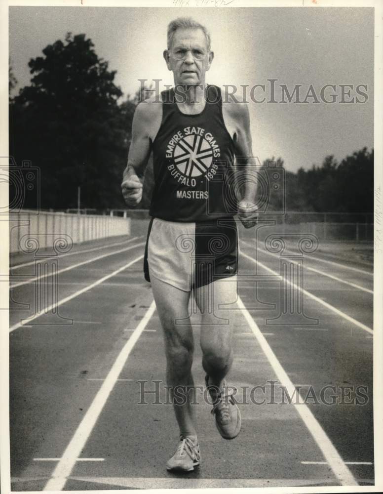 1985 Press Photo Toby Johnson running on Baldwinsville High School track- Historic Images