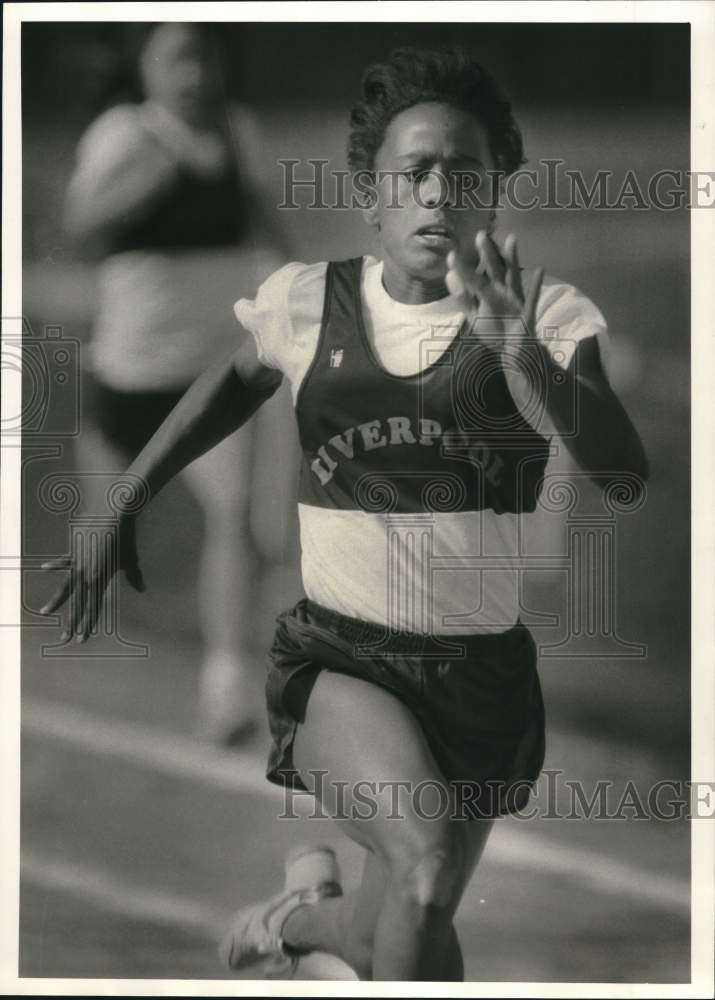 1987 Press Photo Angie Johnson, Liverpool Track Runner at Race- Historic Images