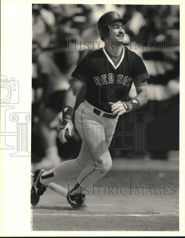 1989 Press Photo Boston Red Sox Mike Greenwell breaks out of the batter&#39;s box- Historic Images