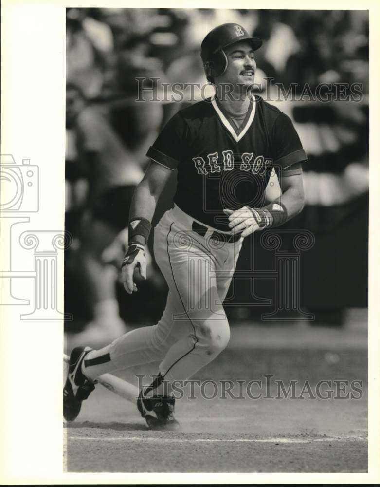 1989 Press Photo Boston Red Sox Mike Greenwell breaks out of the batter's box- Historic Images