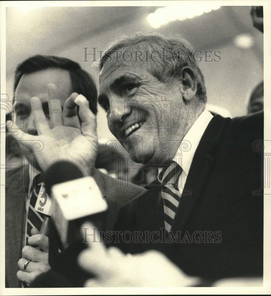 Press Photo Syracuse University football Dick MacPherson holds sugar cube- Historic Images