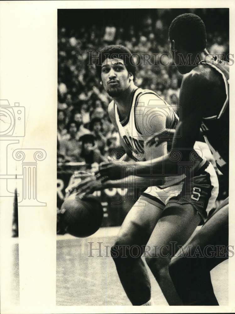 1982 Press Photo Syracuse University&#39;s Andre Hawkins and Wildcat&#39;s Ed Pinckney- Historic Images