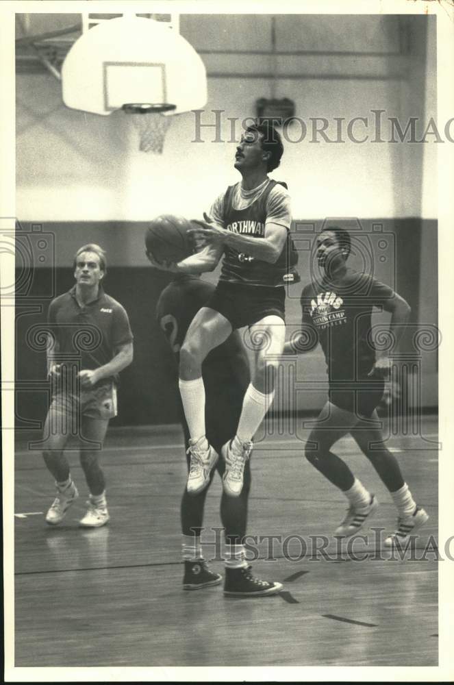 1987 Press Photo Bob Clifford, Rick Scrimale, Chris Jones playing basketball- Historic Images