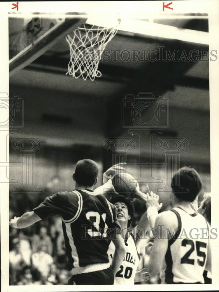 1985 Press Photo Bill Pallone with Players at Bishop Ludden Basketball Game- Historic Images