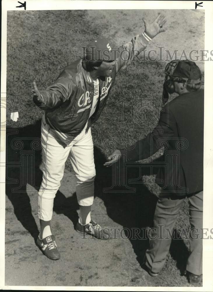 1986 Press Photo Syracuse Chiefs manager Doug Ault argues with home plate umpire- Historic Images